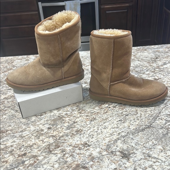 UGG Tan Winter Boots with Sheepskin Lining - Picture 2 of 5